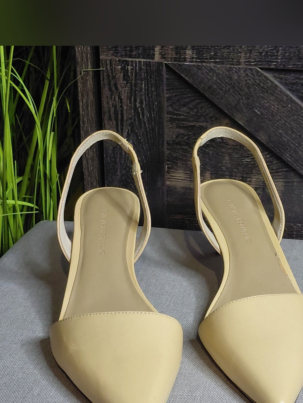 Banana Republic Women's Slingback Pointed-Toe Kitten Heels Size 6M